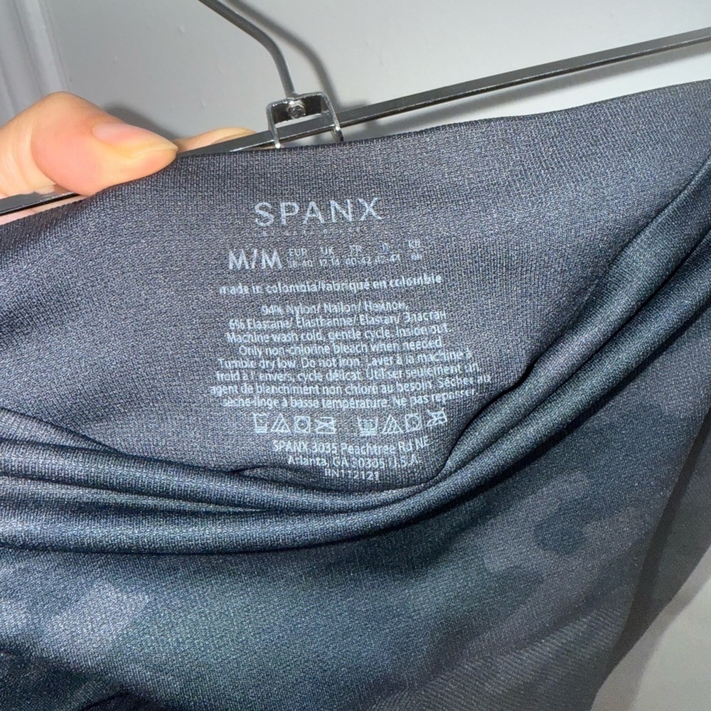 - SPANX Look at Me Now Seamless Leggings, Black Camo size M - Picture 10 of 10
